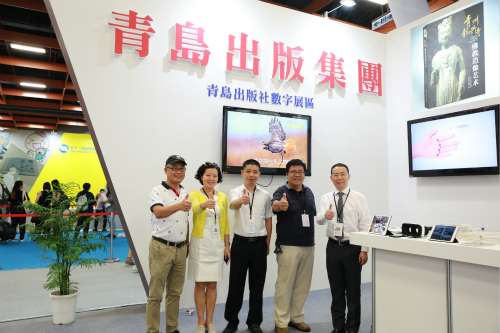 台湾出版业者参观青岛出版集团展区_meitu_5.jpg